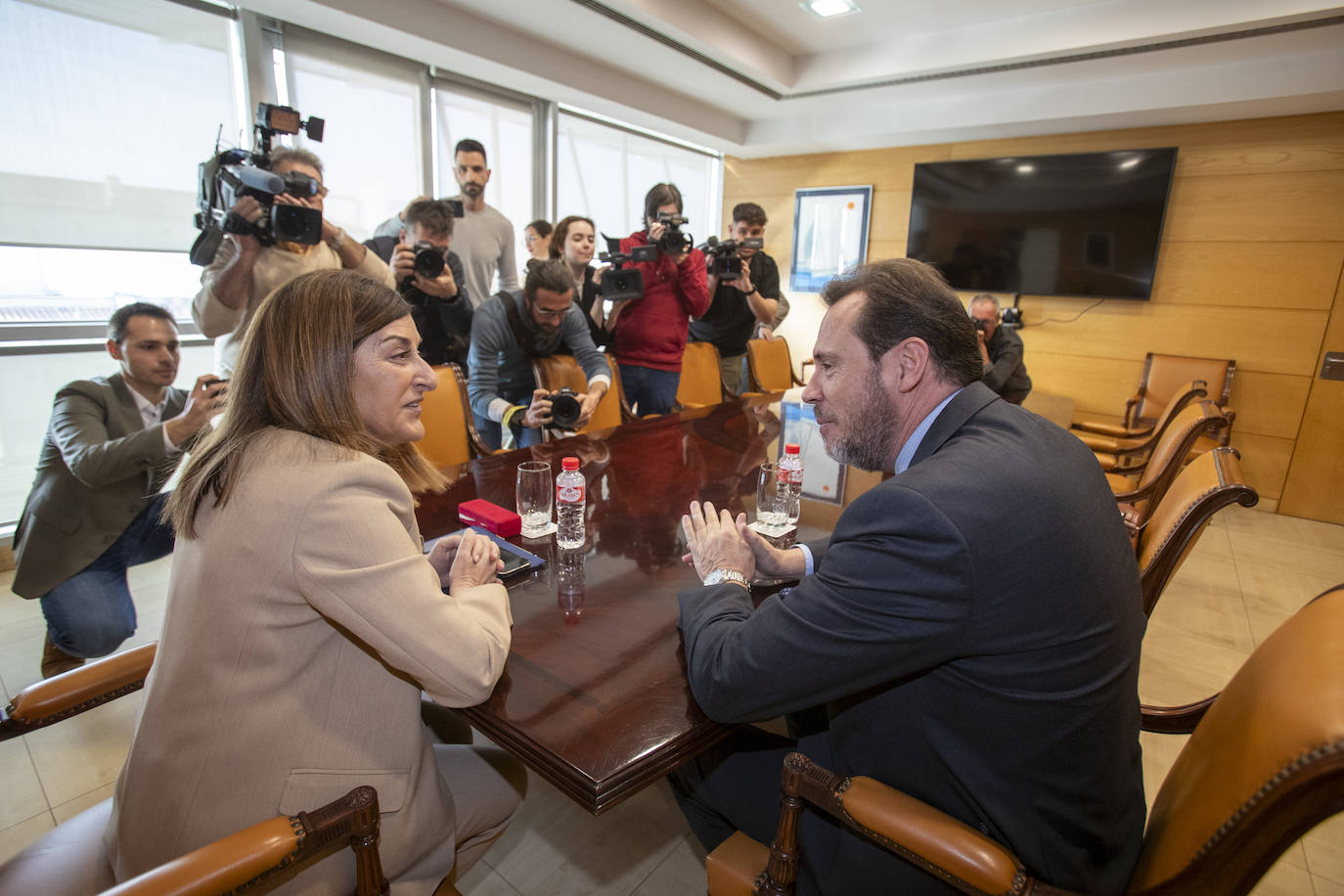 Ambos mandatarios charlaron sobre las inversiones del Estado en Cantabria durante 50 minutos, antes de comparecer ante los medios.