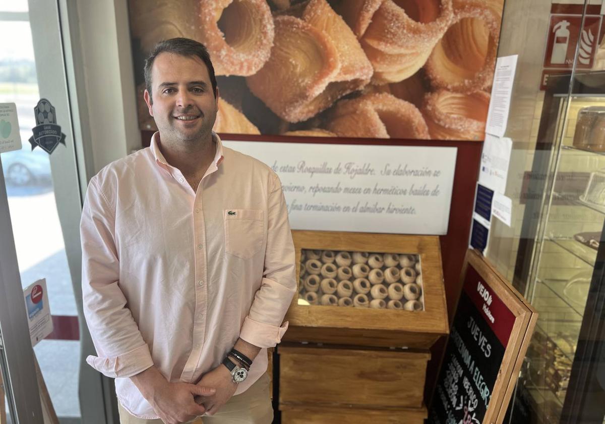 Fernando Lamadrid junto al expositor de rosquillas de hojaldre.