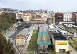 Vista general del conglomerado de vías (de Renfe y Feve) junto a las dos estaciones de Santander.