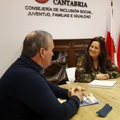 La consejera de Inclusión Social, Begoña del Río, y el alcalde de Liendo, Juan Alberto Rozas.