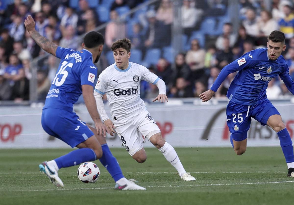 Pablo Torre conduce el balón en el último partido jugado con el Girona ante el Getafe.