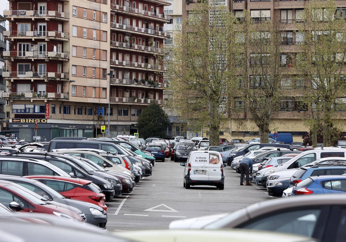 Un vehículo busca una plaza libre en el aparcamiento de La Carmencita, este martes, en Torrelavega.