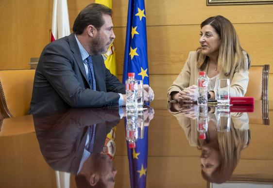 El ministro Puente y la presidenta Buruaga, durante su reunión del lunes en Peña Herbosa.