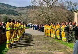 Los compañeros de Julián Montero le despiden en el funeral celebrado esta mañana en la iglesia de Terán.