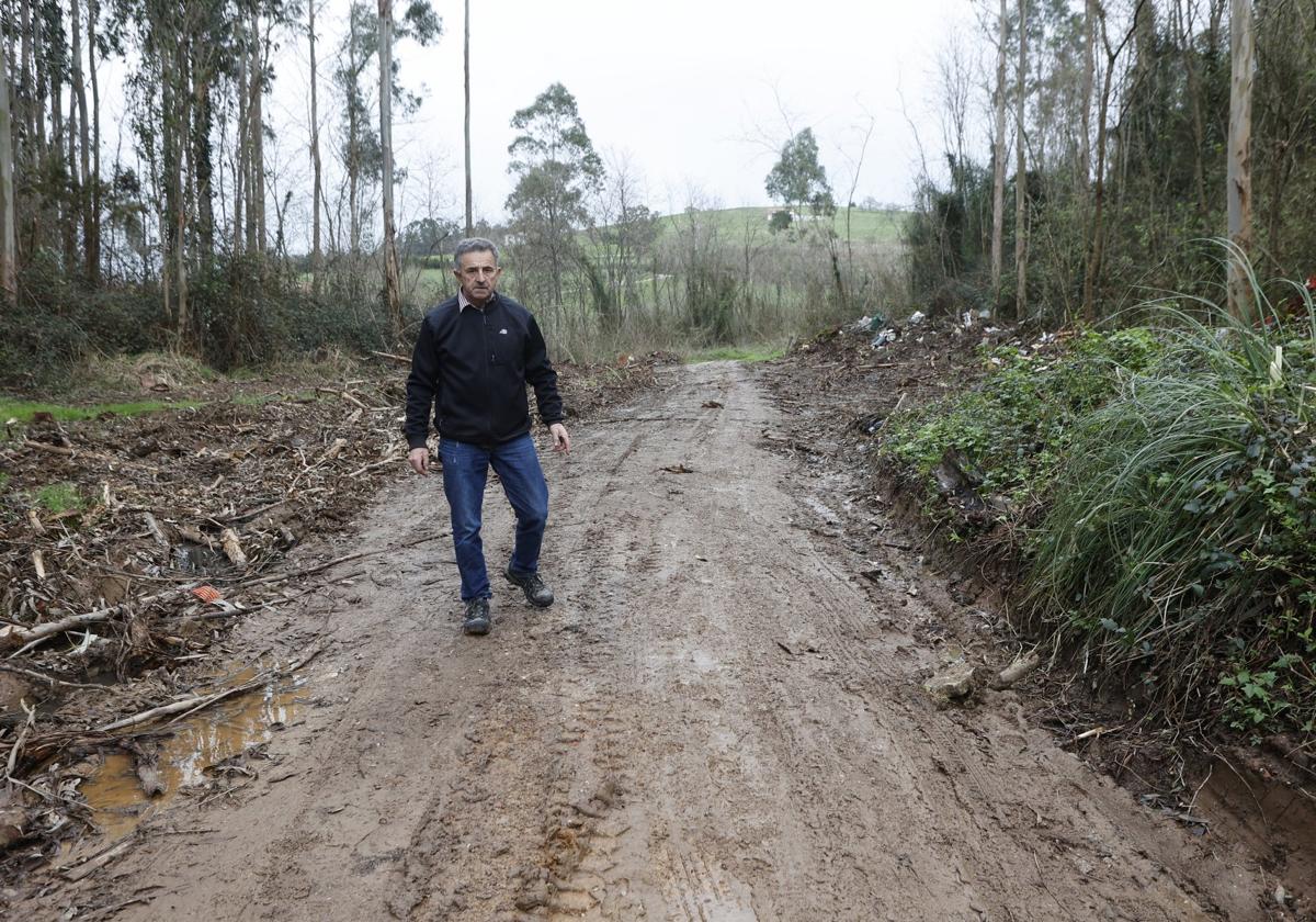 El presidente de la Asociación de Vecinos de La Montaña muestra el mal estado del vial.