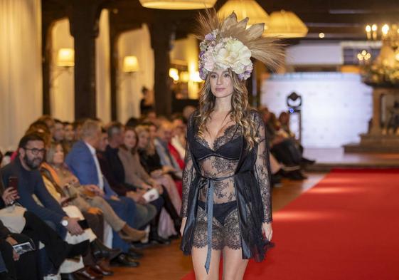 Una de las modelos del desfile conjunto entre Siempreprimavera, Amada Lois y Palmira