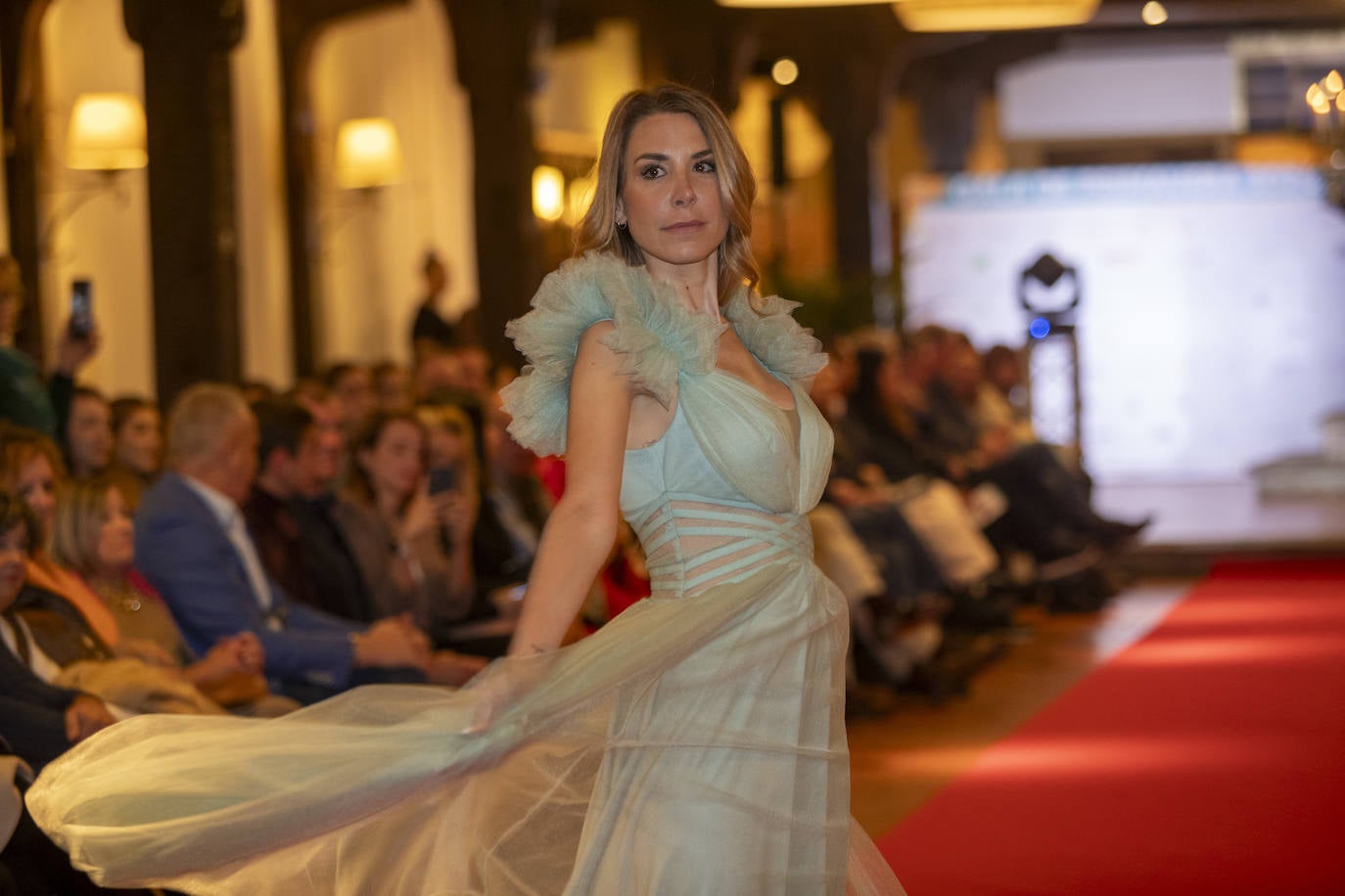 Desfile de Virginia Moda, comercio de Selaya galardonado con el 'Premio María Rosa Fernández-Pacheco' al emprendimiento femenino en los Valles Pasiegos.