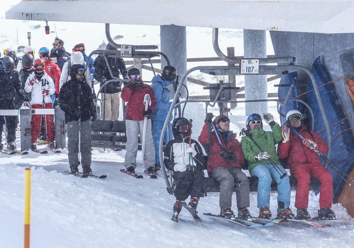 Esquiadores en Alto Campoo en una de las pocas jornadas con la estación abierta este año.