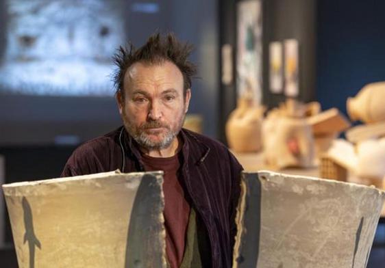 Miquel Barceló reúne un centenar de obras en la exposición más completa realizada hasta ahora de sus cerámicas. l