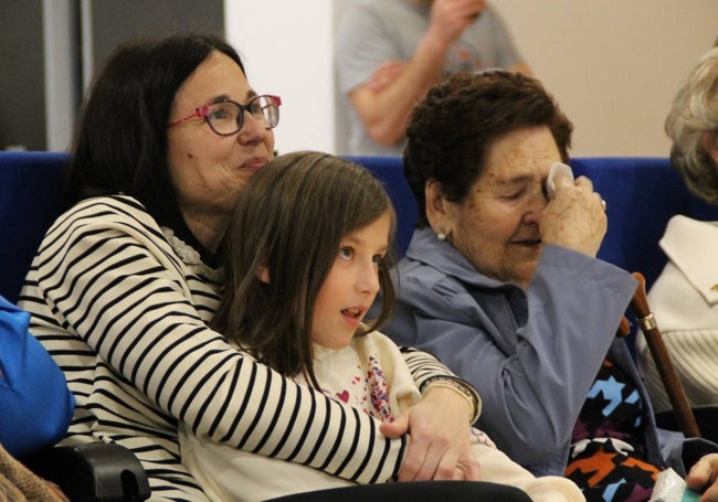 Nieves Rodríguez, se emocionaba durante el acto junto a su nieta Rocío del Pozo y su bisnieta.