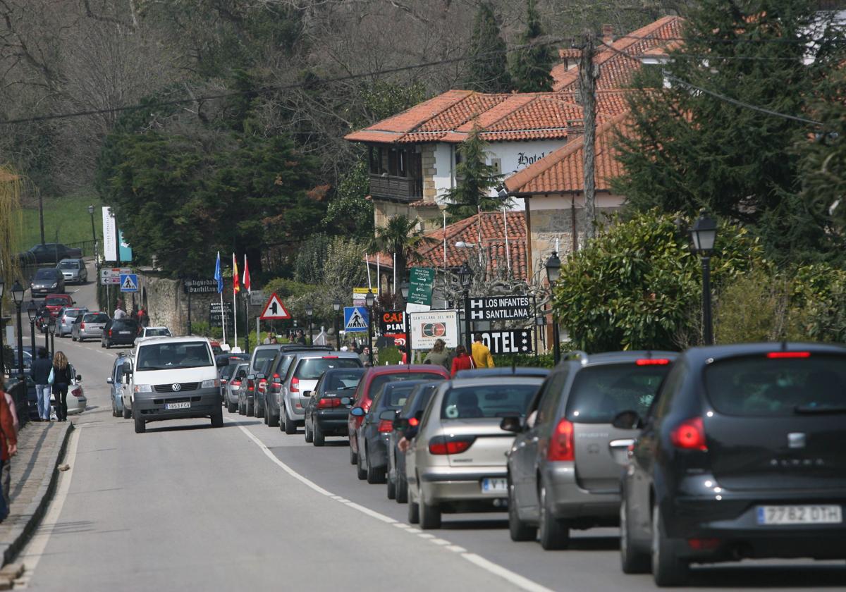 El Ayuntamiento vuelve a hacerse cargo de la gestión del cobro por aparcar en Santillana