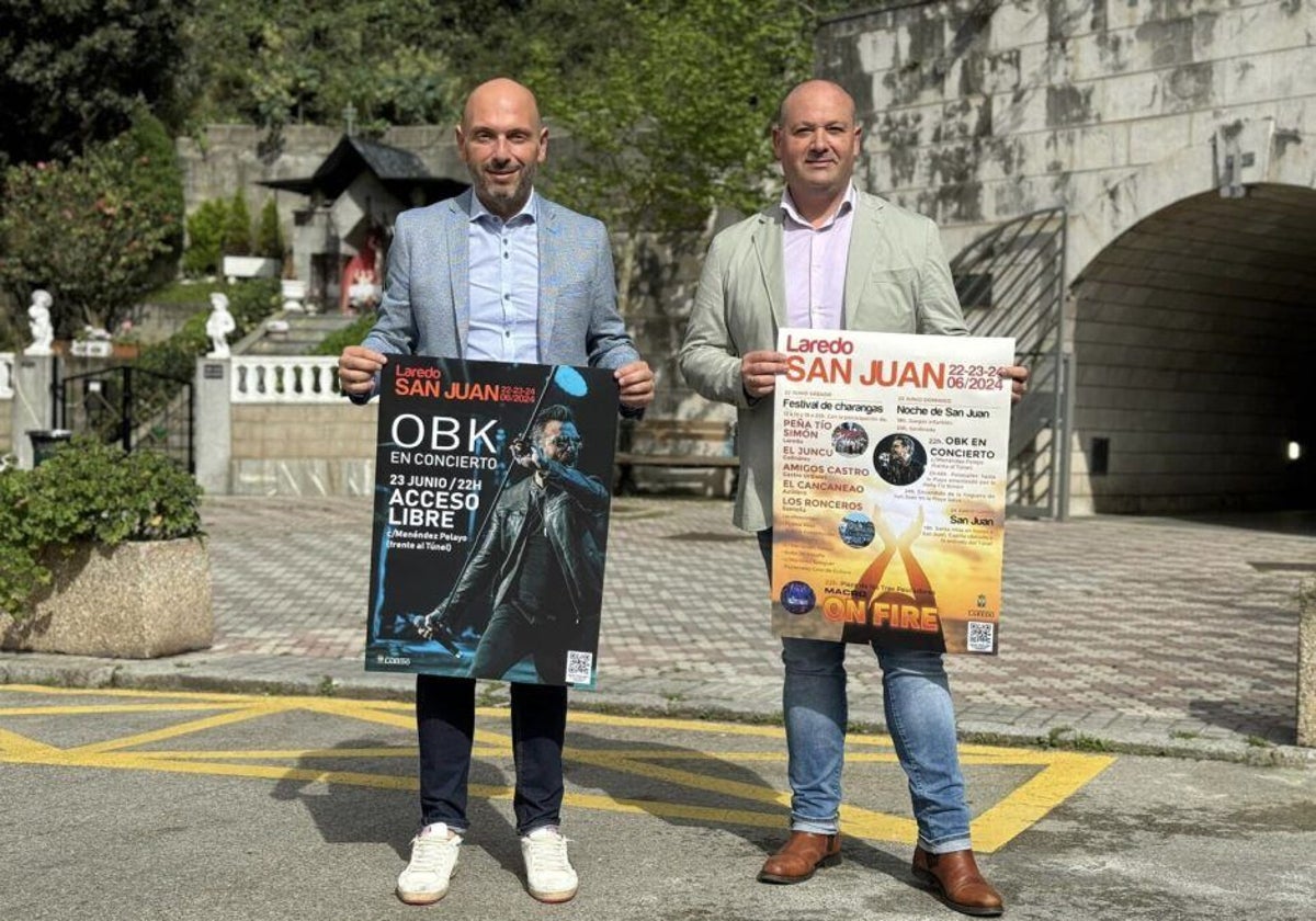 El alcalde de Laredo, Miguel González, y el concejal de Festejos, Alberto Alvarado, posan con los carteles de fiestas.