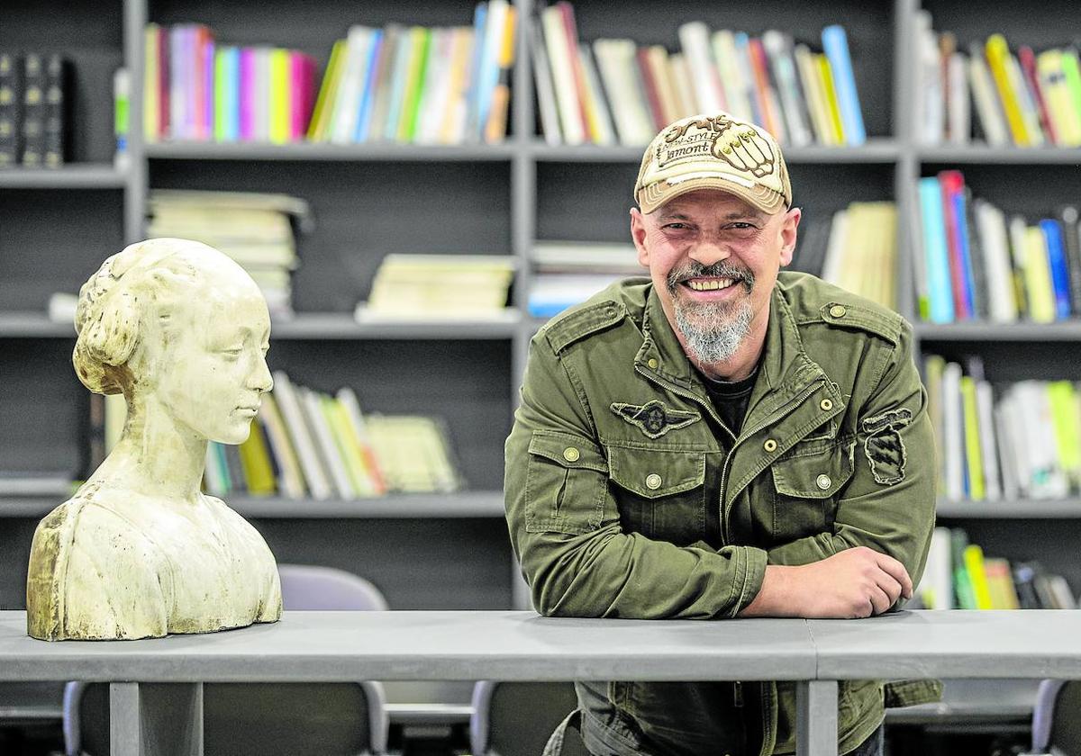 Pérez Gellida, ayer, en el Ateneo donde presentó su novela 'Bajo tierra seca', en un acto organizado por el Aula de Cultura de El Diario.