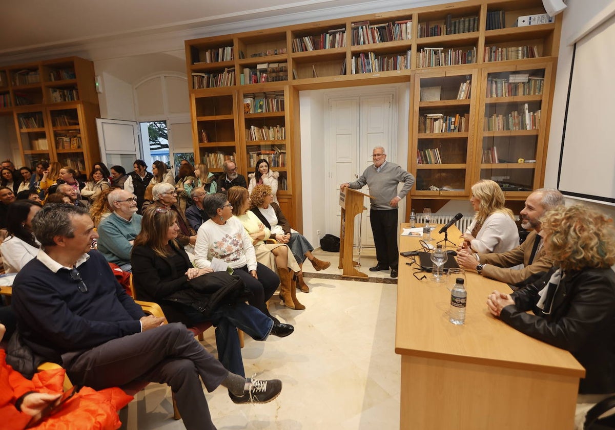 Decenas de profesionales del sector se dieron cita en el acto celebrado este miércoles en Polanco, incluido el consejero Sergio Silva (en la mesa, en el centro).