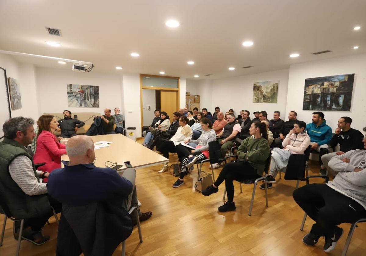 Políticos y empresarios del municipio en la reunión mantenida ayer con el equipo de gobierno.