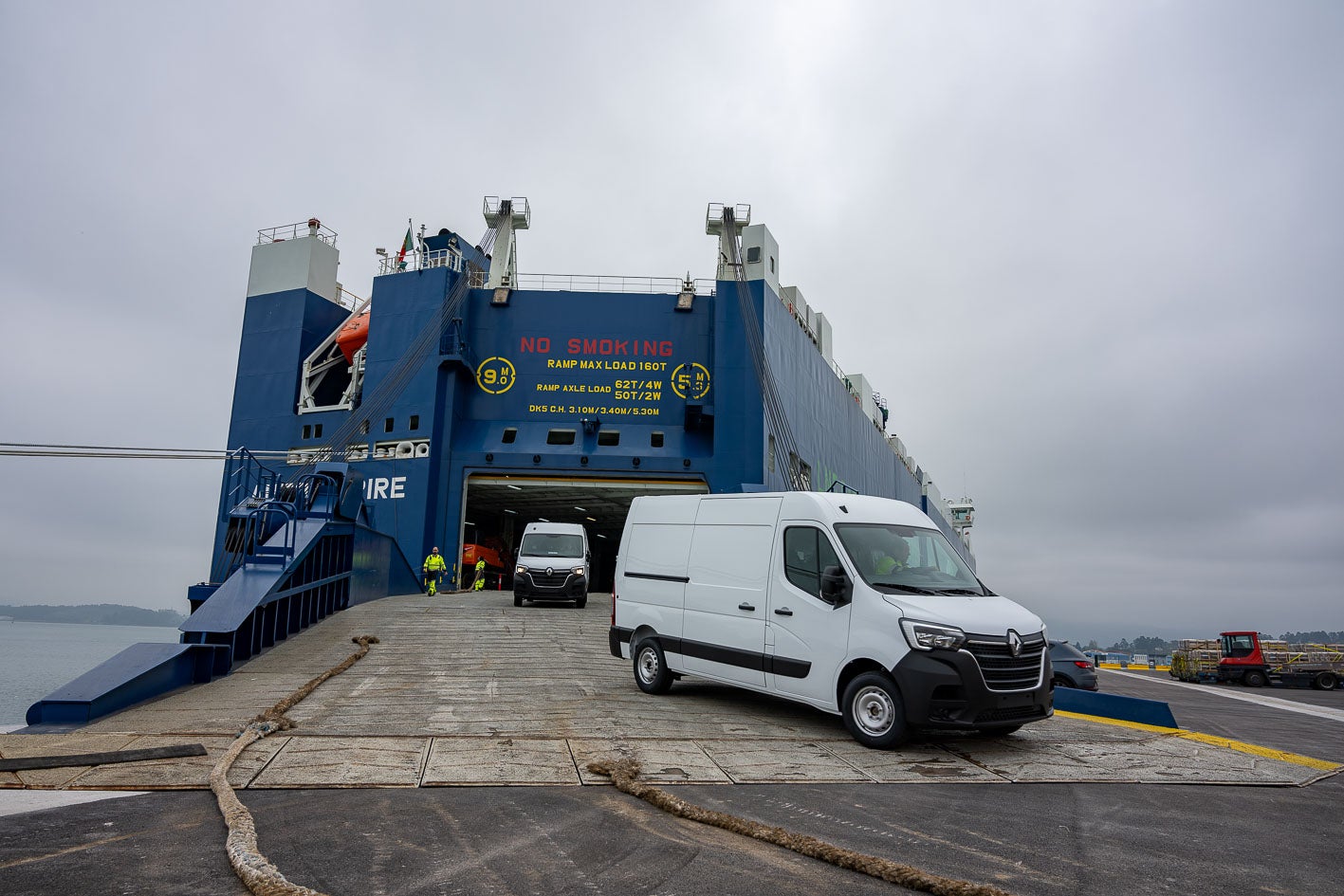 Los trabajadores descargan los vehículos del barco