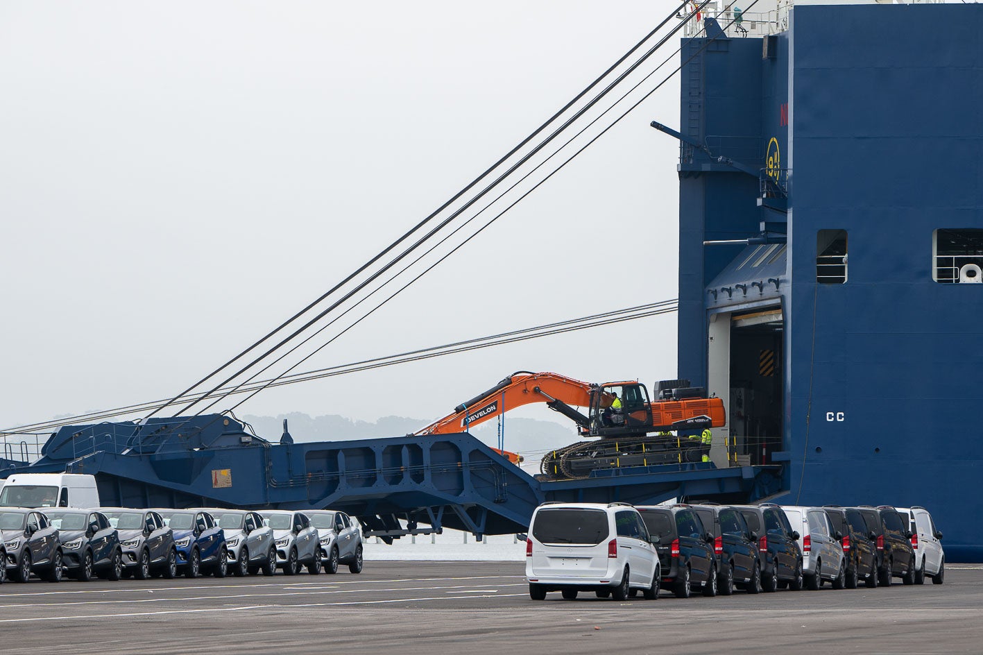 El barco ha transportado vehículos y maquinaria pesada