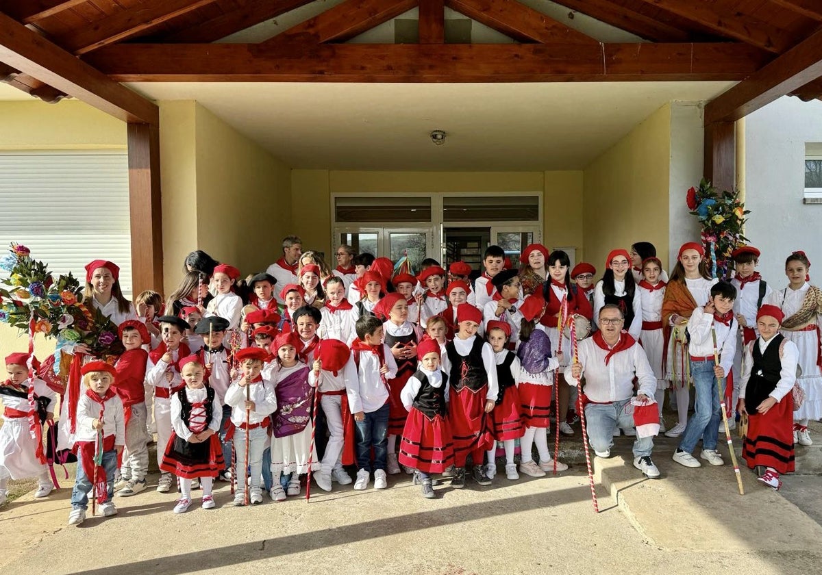 La comunidad educativa del centro posa frente al colegio antes de iniciar su recorrido por el valle.