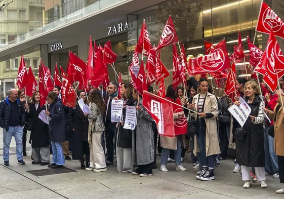 Movilización de trabajadores de Inditex, este viernes en Santander.