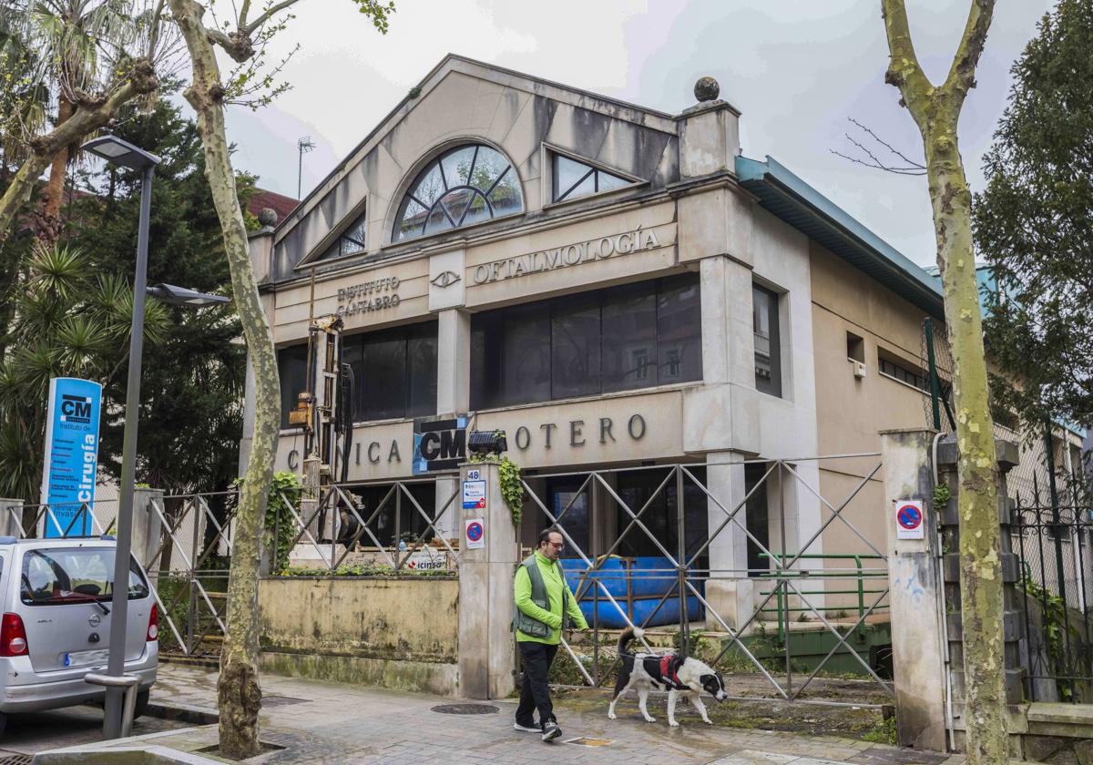 El edificio de la Clínica Cotero, situado en Menéndez Pelayo, está siendo sometido actualmente a trabajos previos de sondeo.