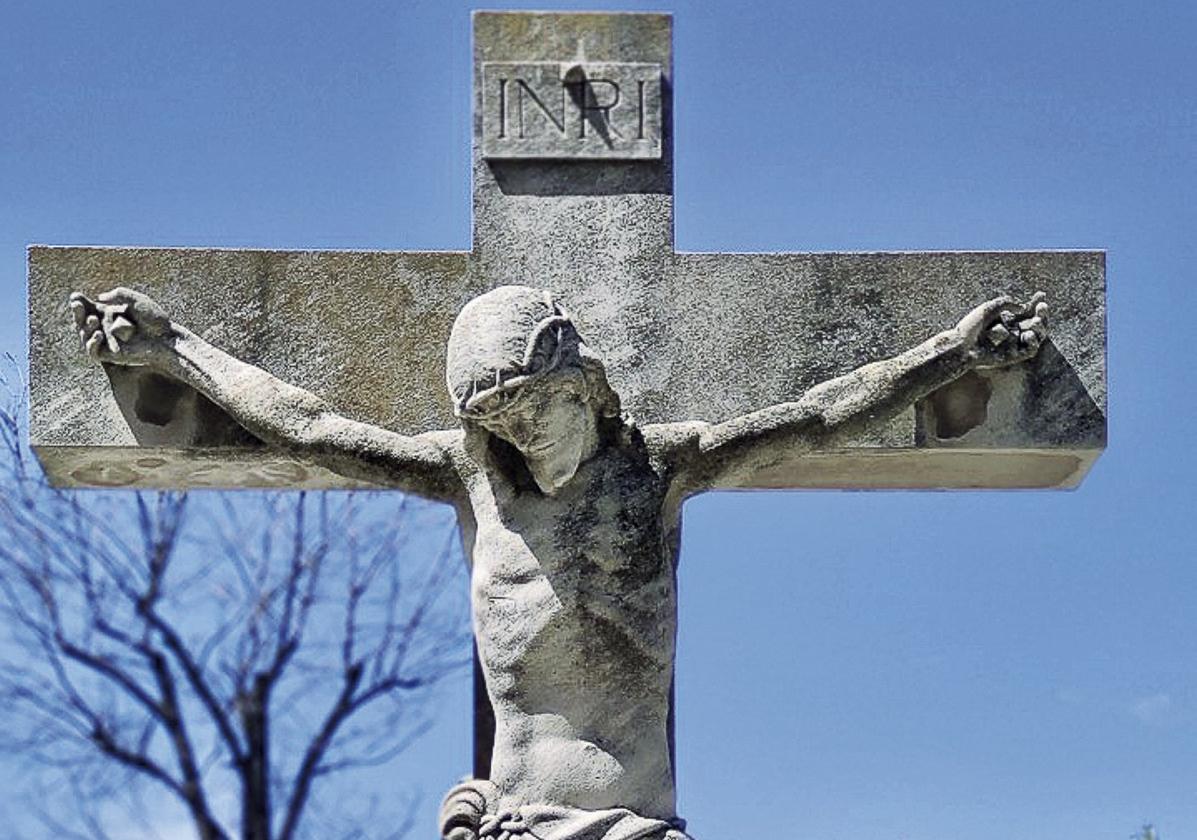 Cristo en la cruz, 1949. En piedra de Escobedo, realizado por encargo de la familia del que fuera Gobernador Civil de Santander. Preside el panteón de la familia Reguera Sevilla en el cementerio de la Almudena de Madrid.