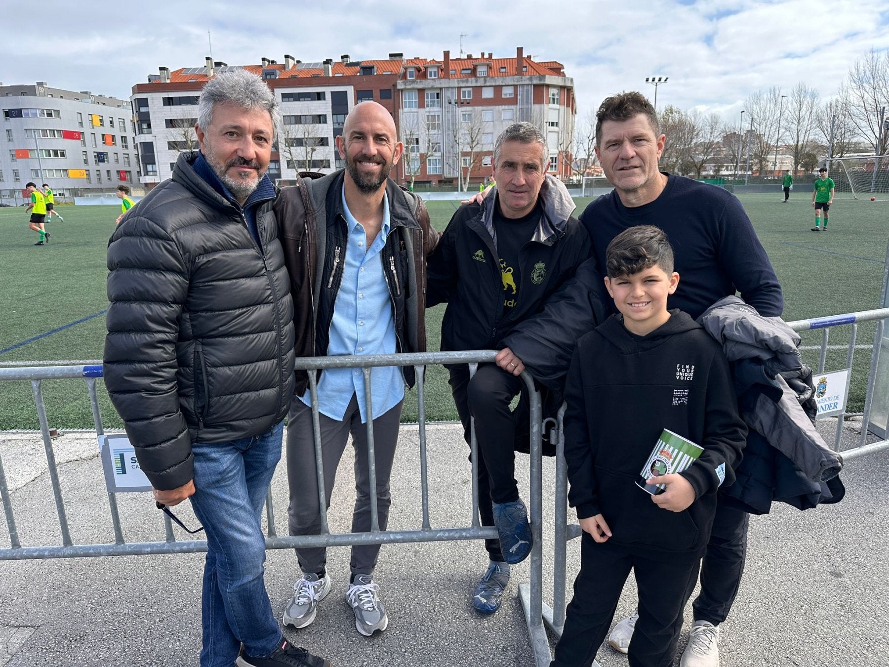 La vieja guardia.Víctor Diego posa ayer en La Albericia con tres futbo-listas que compartieron equipo a finales de los no-venta: Gonzalo Colsa, José Ceballos y GabrielSchürrer, acompañado por su hijo. RRC