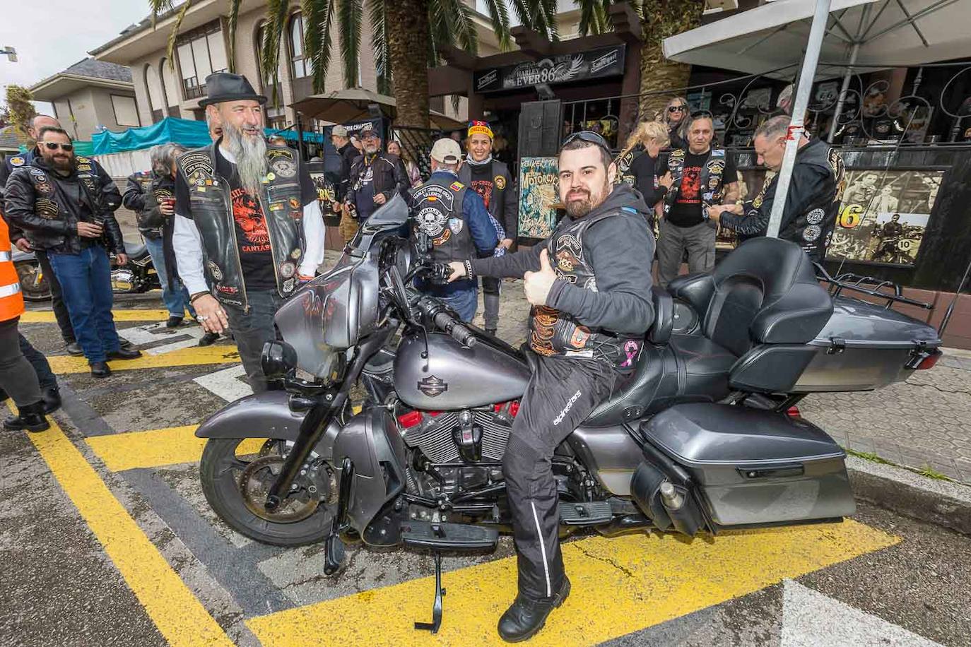 Uno de los participantes saluda desde su moto.