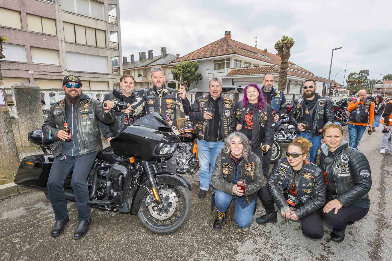 Grupo de moteros posando en Laredo.