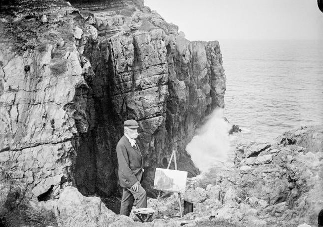 Tomás Monteverde. El padre del fotógrafo posa en una zona de acantilados de Suances, donde la familia pasaba los veranos.