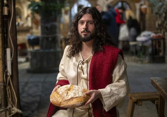 El castreño Imanol Vilella, ataviado como Jesucristo, en el ensayo de la escena de la Última Cena.