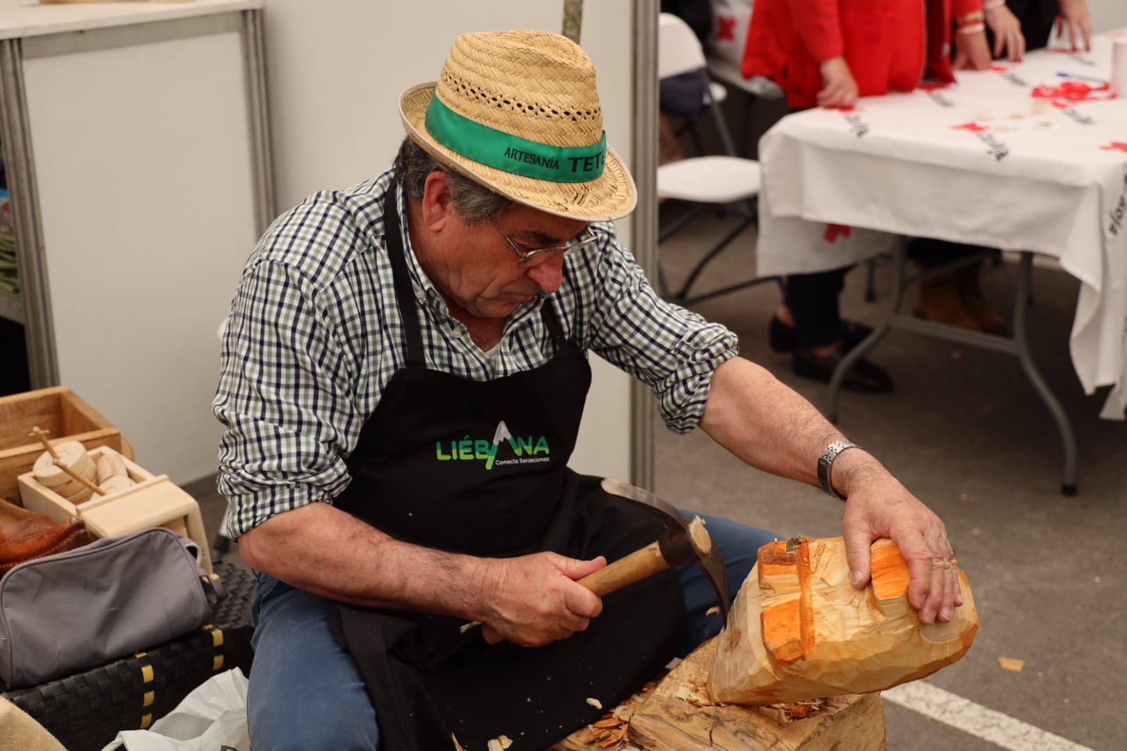 Un artesano de la madera enseña como trabaja la pieza