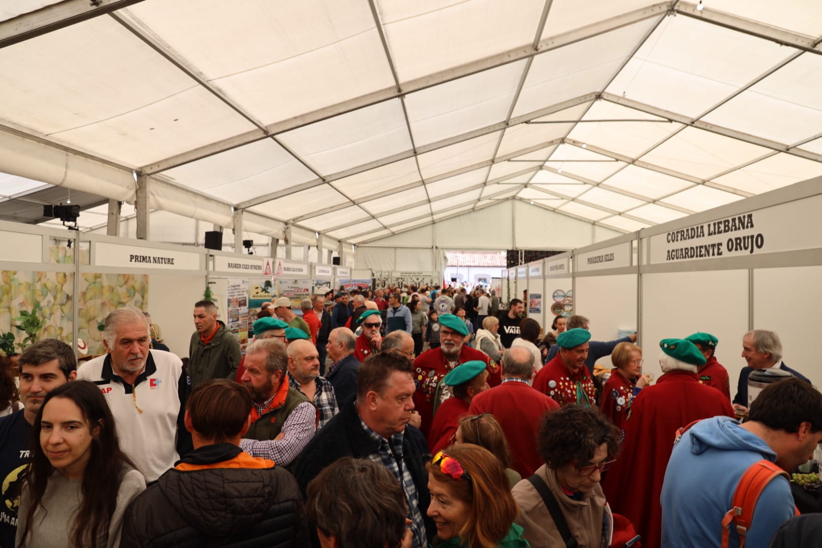 En la feria hubo hueco para las cofradías gastronómicas lebaniegas, como la del orujo