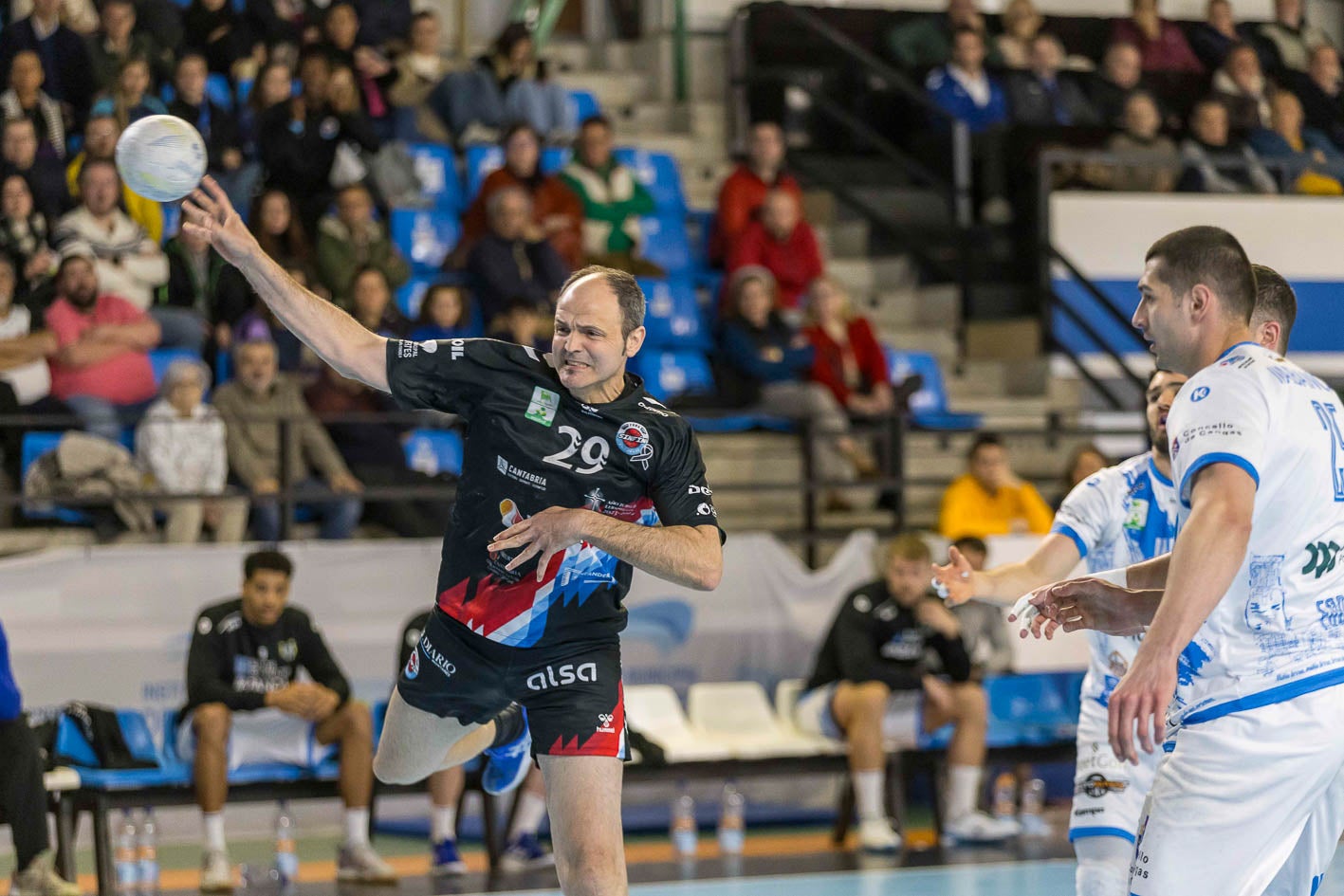 Lon, del Sinfín, se dispone a lanzar en el partido ante el Cangas en La Albericia. 