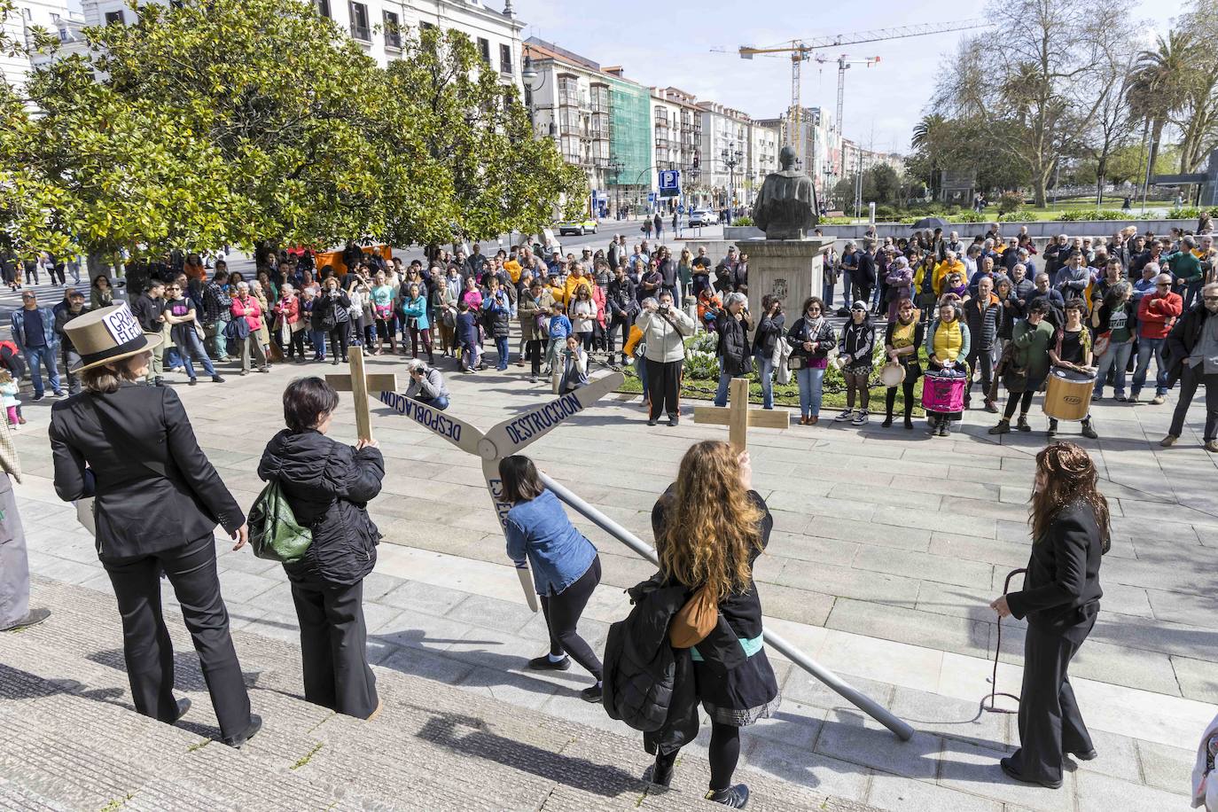 En la protesta hubo vecinos de diferentes puntos de Cantabria. 