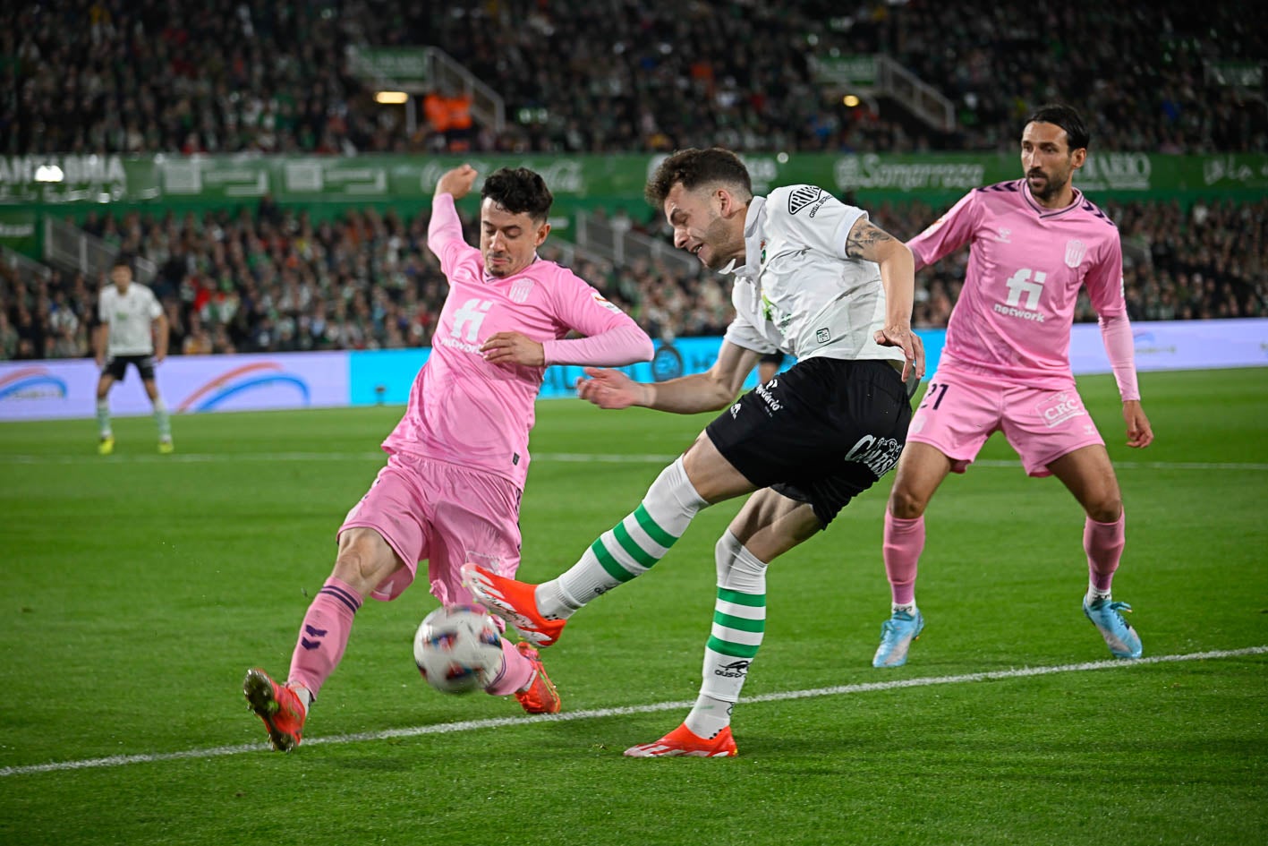 Íñigo Vicente controla el balón ante un rival de Eldense. 