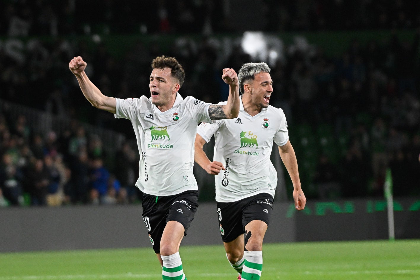 Íñigo Vicente y Arana celebran el primer gol del Racing.