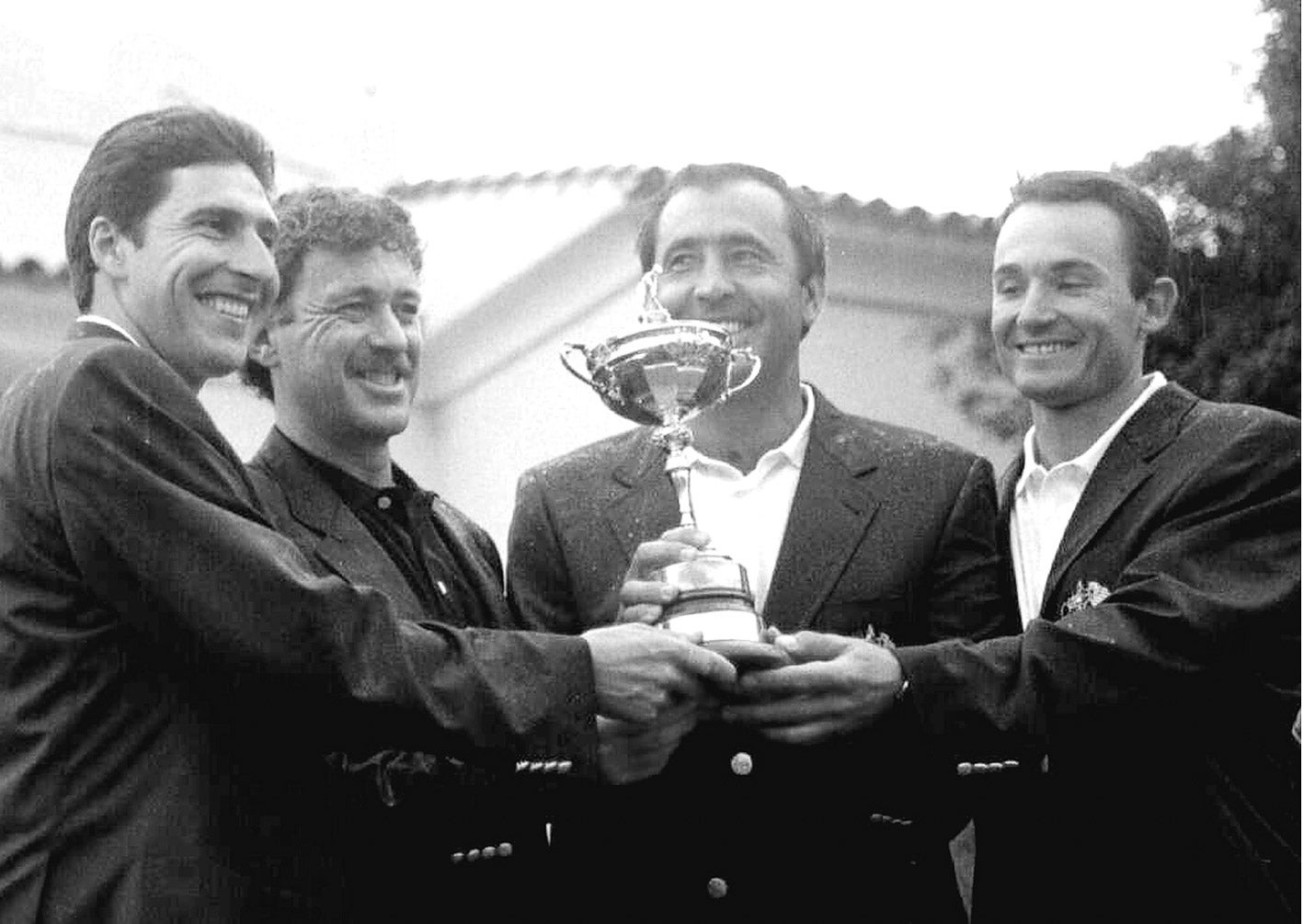 De izquierda a derecha, Olazábal, Jiménez, Ballesteros y Garrido sujetan el trofeo de la mítica Ryder del 1997.