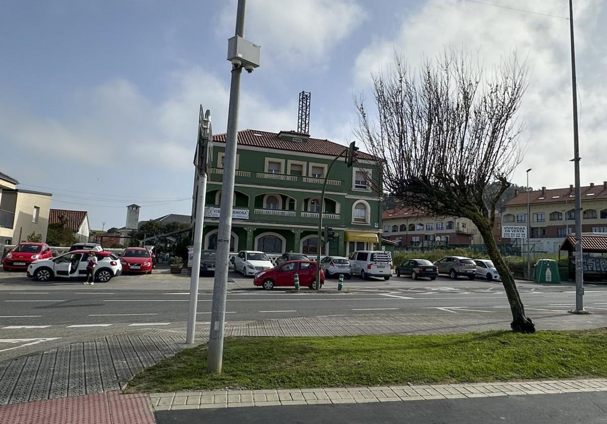 La plaza de Liencres cuenta con una cámara de videovigilancia que favoreció la identificación de los autores de varios daños en este espacio público.