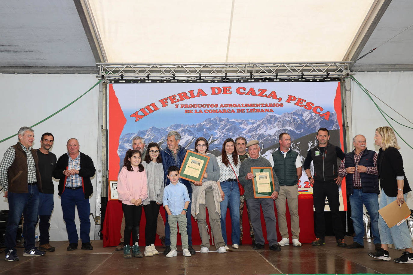 Entrega de diplomas a los cazadores veteranos a los que se les rindió homenaje durante la feria. 