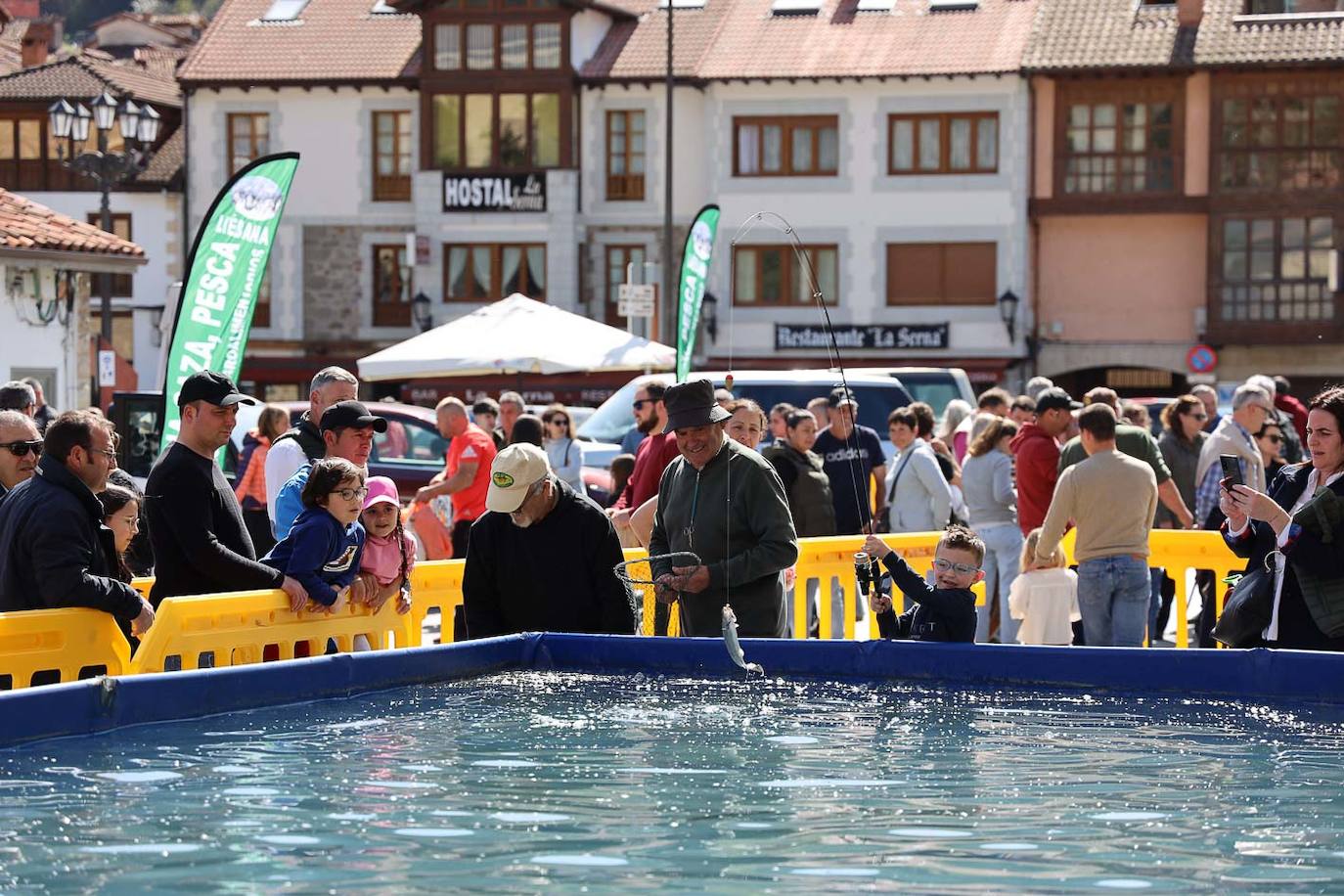 Los más pequeños disfrutaron de la pesca en piscina. 