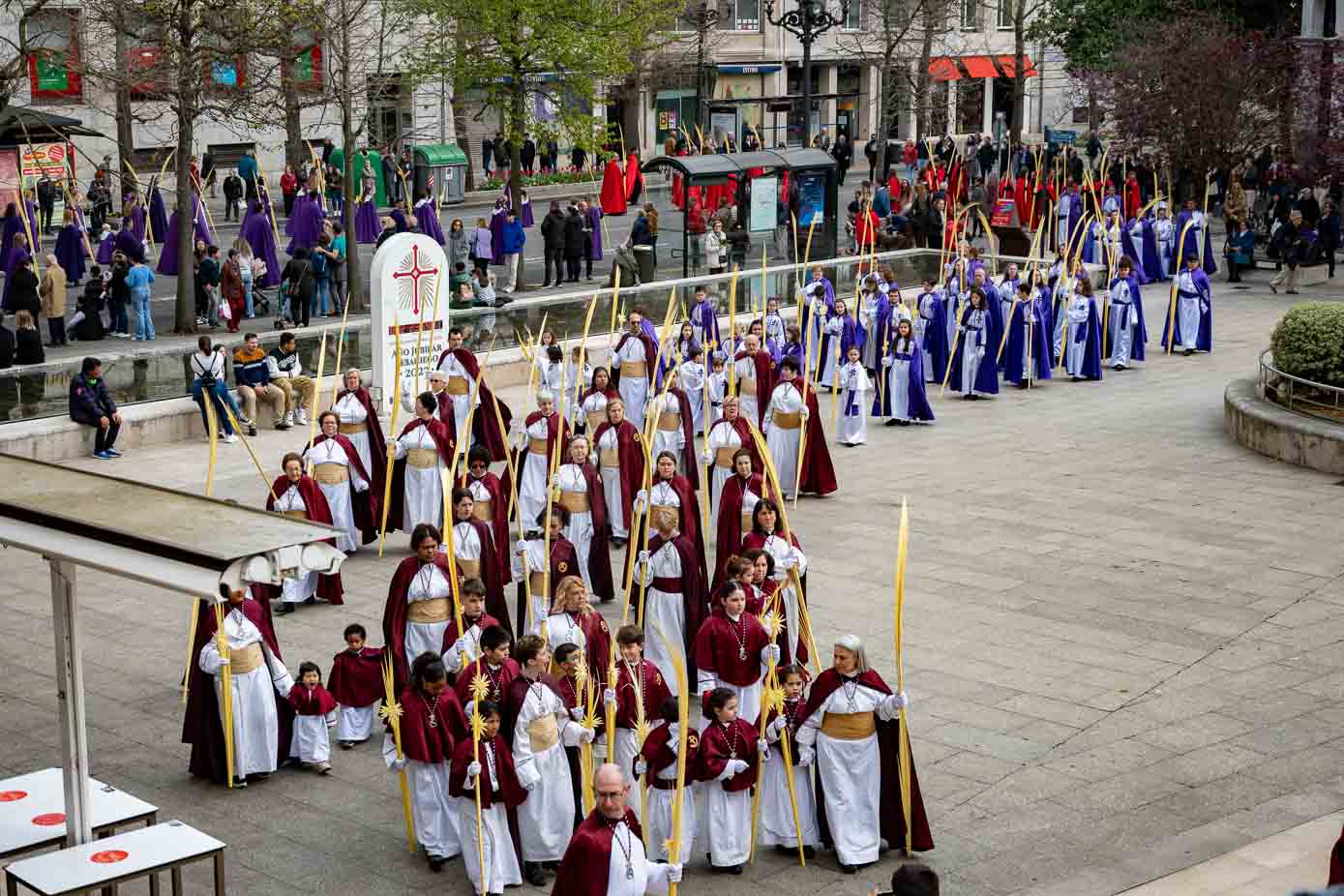 La Real Hermandad y Cofradía de Nazarenos del Sagrado Descendimiento del Señor y San Felipe Apóstol protagonizó la procesión del Domingo de Ramos.