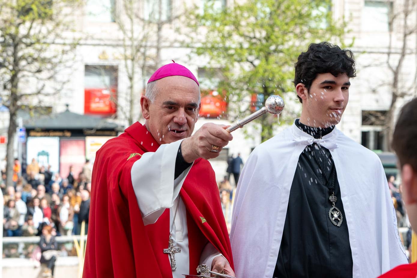 El obispo de la Diócesis, Arturo Pablo Ros, se encargó del tradicional acto de bendecir las palmas.