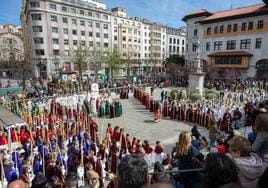 Concentración de representantes de todas las cofradías en la Plaza de las Atarazanas de Santander para recibir la entrada de Jesús.