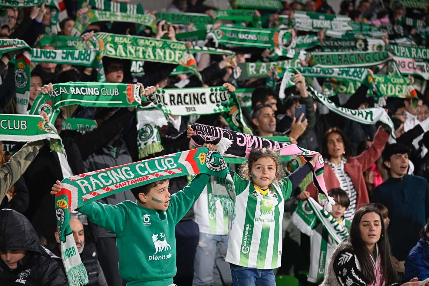 Los aficionados del Racing enarbola las bufandas de su equipo. 