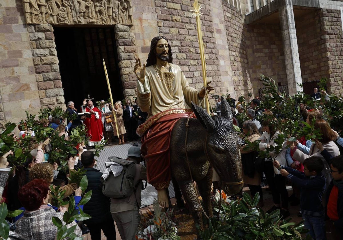 El párroco bendice los ramos de los feligreses junto al templo de la Virgen Grande.