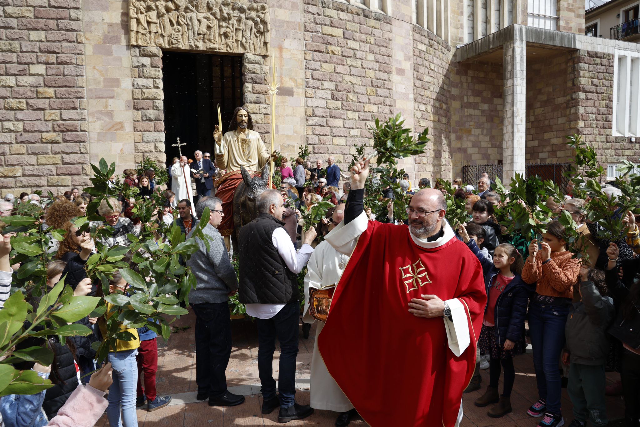 El párroco, Jesús Casanueva, ofició los actos del Domingo de Ramos.