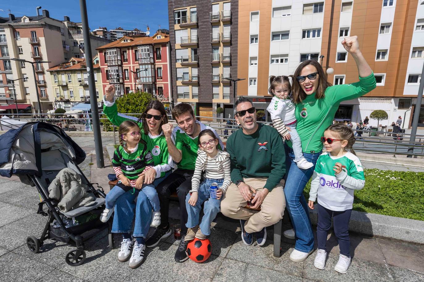 Imagen secundaria 1 - Higuera junto a parte de la familia de Yosu.