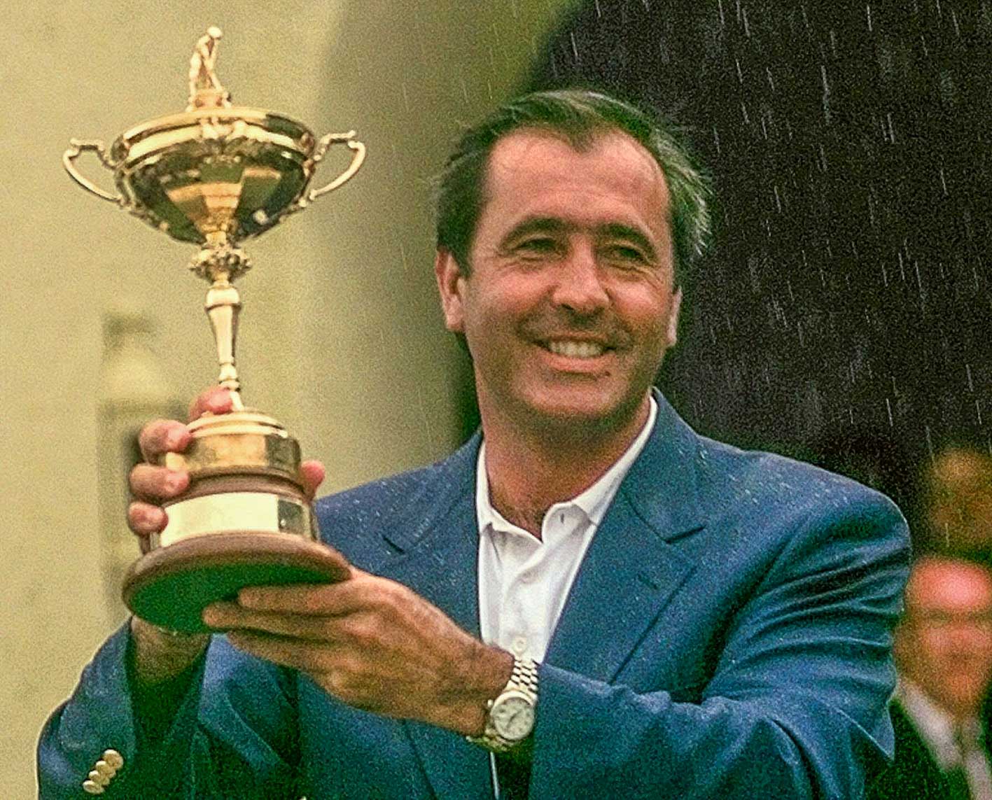 28 de septiembre de 1997. Seve Ballesteros fue el capitán del equipo europeo de la Ryder Cup. En la imagen sostiene el trofeo después vencer a Estados Unidos.