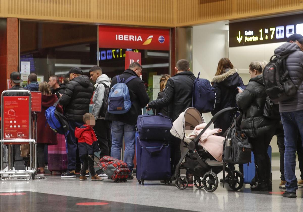 Un grupo de pasajeros hace cola frente al mostrador de Iberia en el Seve Ballesteros.