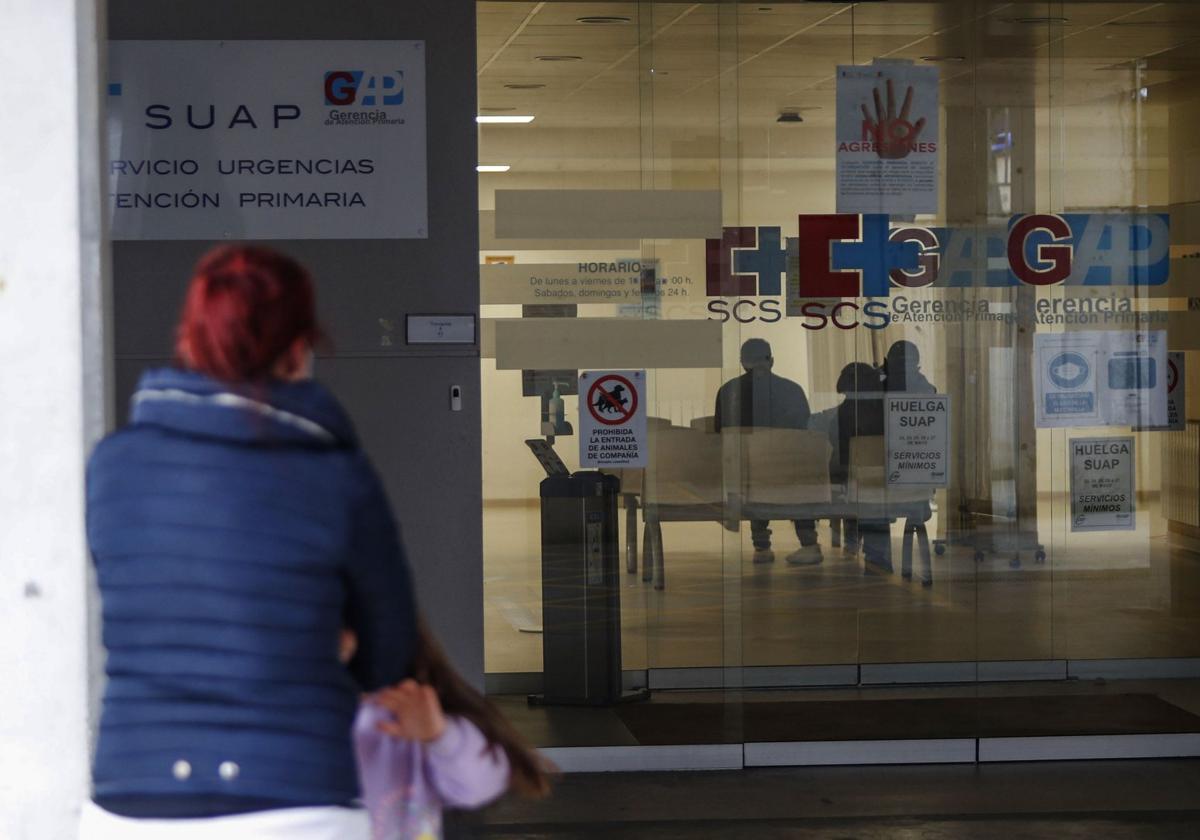 Una mujer espera a la puerta del Servicio de Urgencias del centro de salud de Los Castros, en Santander.